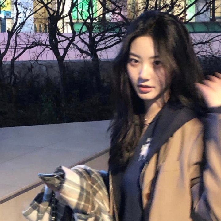 以电影内容为主轴，同时融入电视剧与综艺元素，适合偏好高完成度片单浏览的用户。